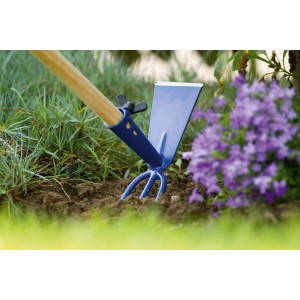 LUX Doppelhacke Classic im Einsatz: blaue Hacke mit Holzstiel zur Bodenbearbeitung im Garten.
