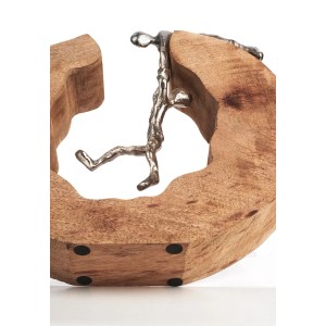Kobolo Dekofigur TRUST: Holzdeko mit Metallfiguren, die Zusammenhalt symbolisieren.