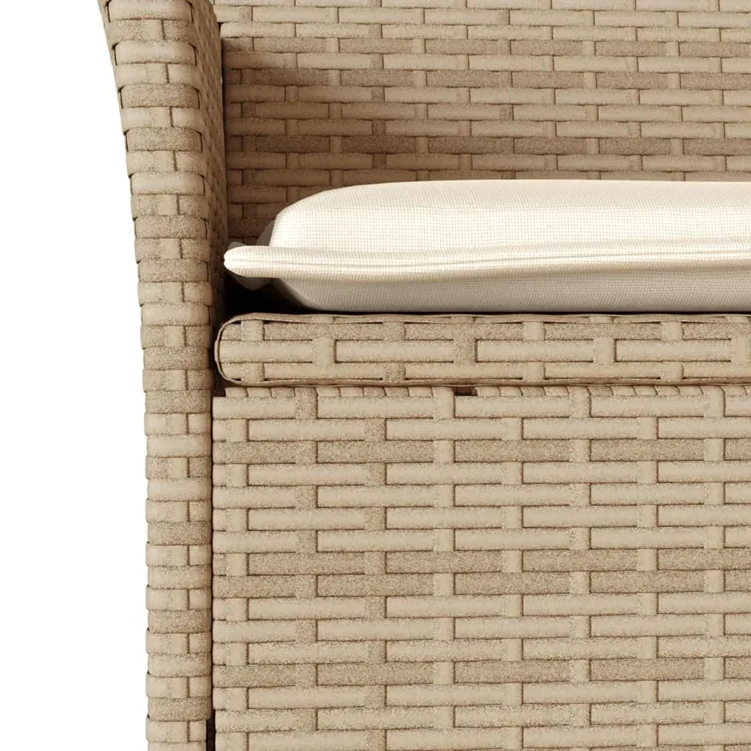 Detailaufnahme: Beige Gartenstuhl aus Polyrattan mit cremeweißem Sitzkissen, Teil der vidaXL Essgruppe.