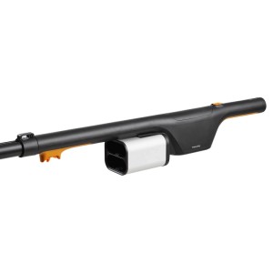Fiskars Akku-Schneidgiraffe Bypass: schwarzes Gehäuse mit orangefarbenen Akzenten, integriertem Akkufach. Ergonomischer Griff.
