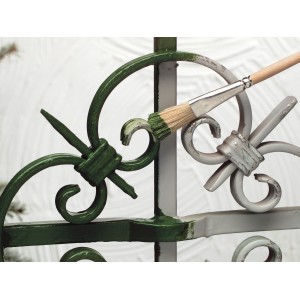 LUX Ausbesserungspinsel Gr. 5 beim Lackieren eines Metallzauns.