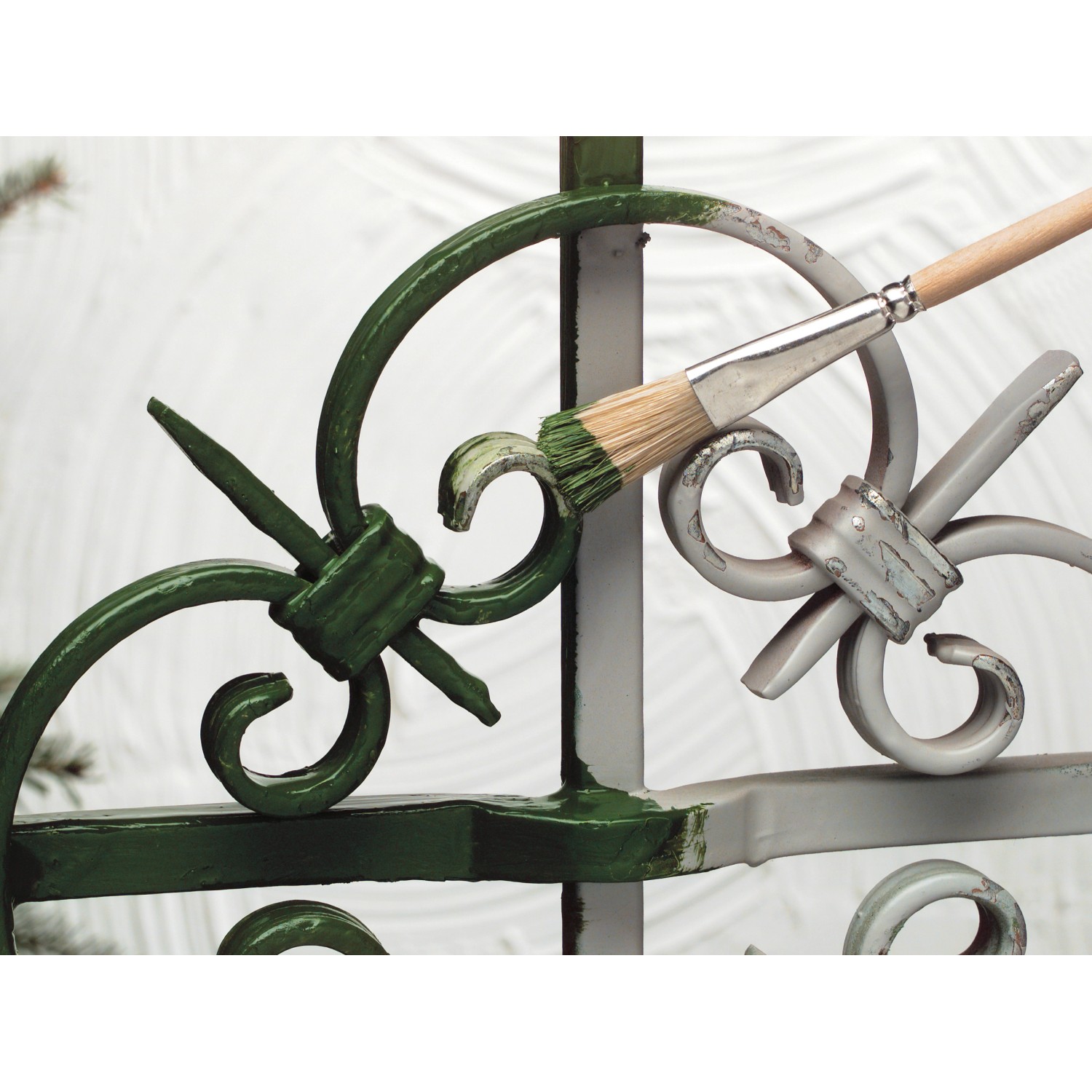 LUX Ausbesserungspinsel Gr. 5 beim Lackieren eines Metallzauns.