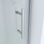 Detailaufnahme: Aquabatos Duschtür mit Griff, Falttür aus Klarglas mit Chromprofil.