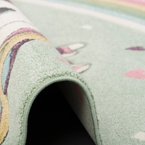 Detailaufnahme: Mintgrüner Kinderteppich mit Einhorn und Regenbogen, 160x230cm.