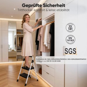Frau auf schwarzem 2-Stufen Klapptritt (36cm) im Schrank. Rutschfest, bis 150 kg, für sicheren Stand.
