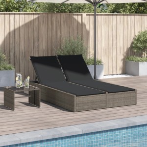 Graue vidaXL Doppel-Sonnenliege aus Rattan mit Kissen am Pool.