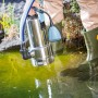 Tauchpumpe 1100 W TPS 21000/E im Einsatz am Teich. Elektro-Pumpe aus Edelstahl mit blauem Schwimmer.