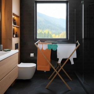 Klappbarer Relaxdays Wäscheständer aus hellem Bambus und weißem Metall, mit Wäsche im modernen Bad. Ideal für kleine Räume.