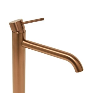 Hohe Waschtischarmatur Aurum in gebürstetem Roségold. Einhebelmischer aus Edelstahl mit mattem Finish für Bad.