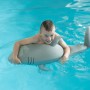 Junge schwimmt mit Westmann Pool Buddy Hai grau-weiß im Pool.