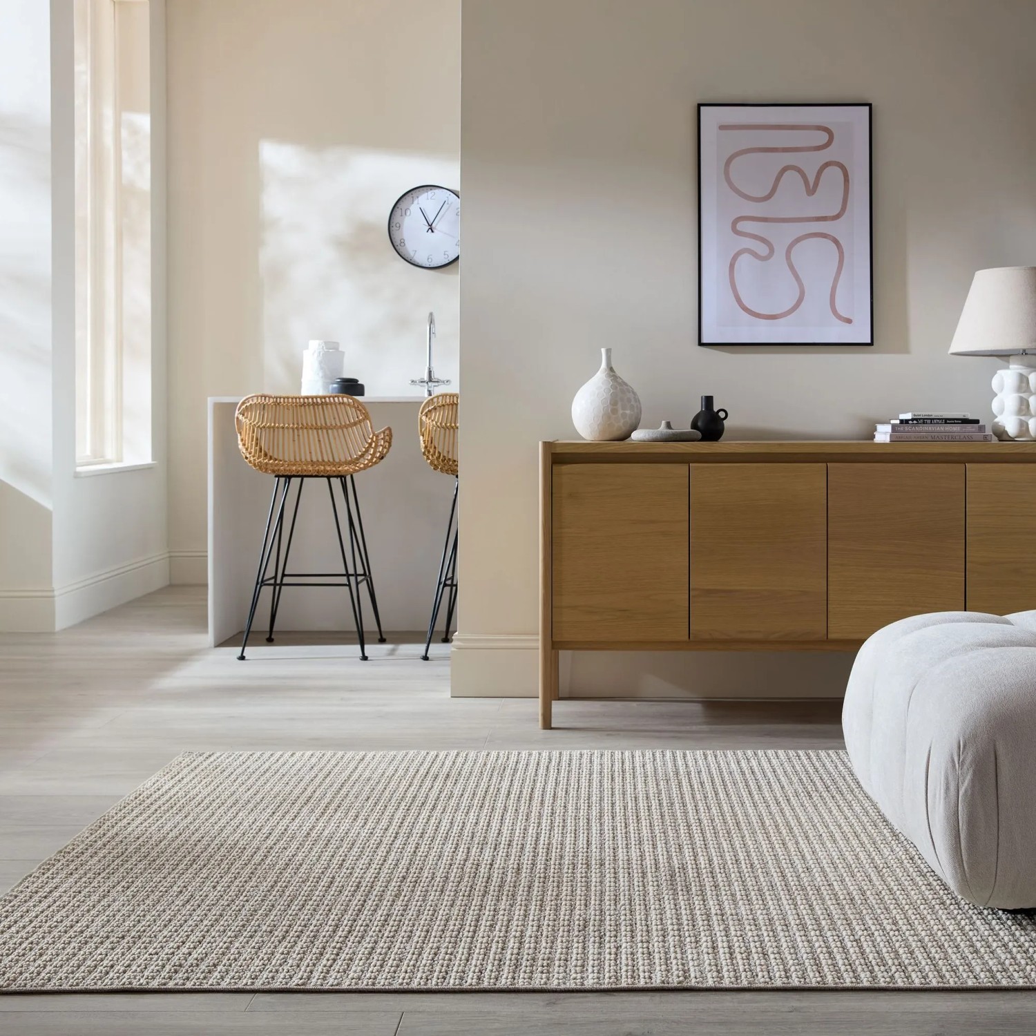Grauer Flair Rugs Kurzflorteppich Speckle im modernen Wohnzimmer. Waschbarer Teppich mit weicher Polyester-Textur.