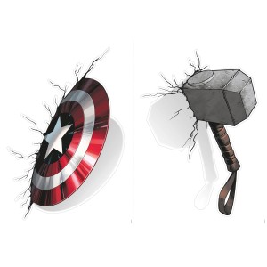Komar Wandsticker Avengers: Captain Americas Schild und Thors Hammer als Wanddeko.