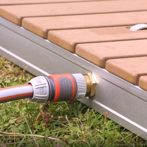 Detailaufnahme: Gartenschlauchanschluss an Breuer Bodendusche Fontana in Teak-Optik.