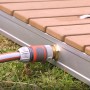 Detailaufnahme: Gartenschlauchanschluss an Breuer Bodendusche Fontana in Teak-Optik.