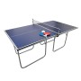 Klappbare blaue Tischtennisplatte von Monstershop mit Netz, Schlägern und Bällen.