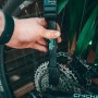 Dr. Wack F100 Kettenbürste in Aktion zur Fahrradpflege. Reinigt Antriebsstrang.