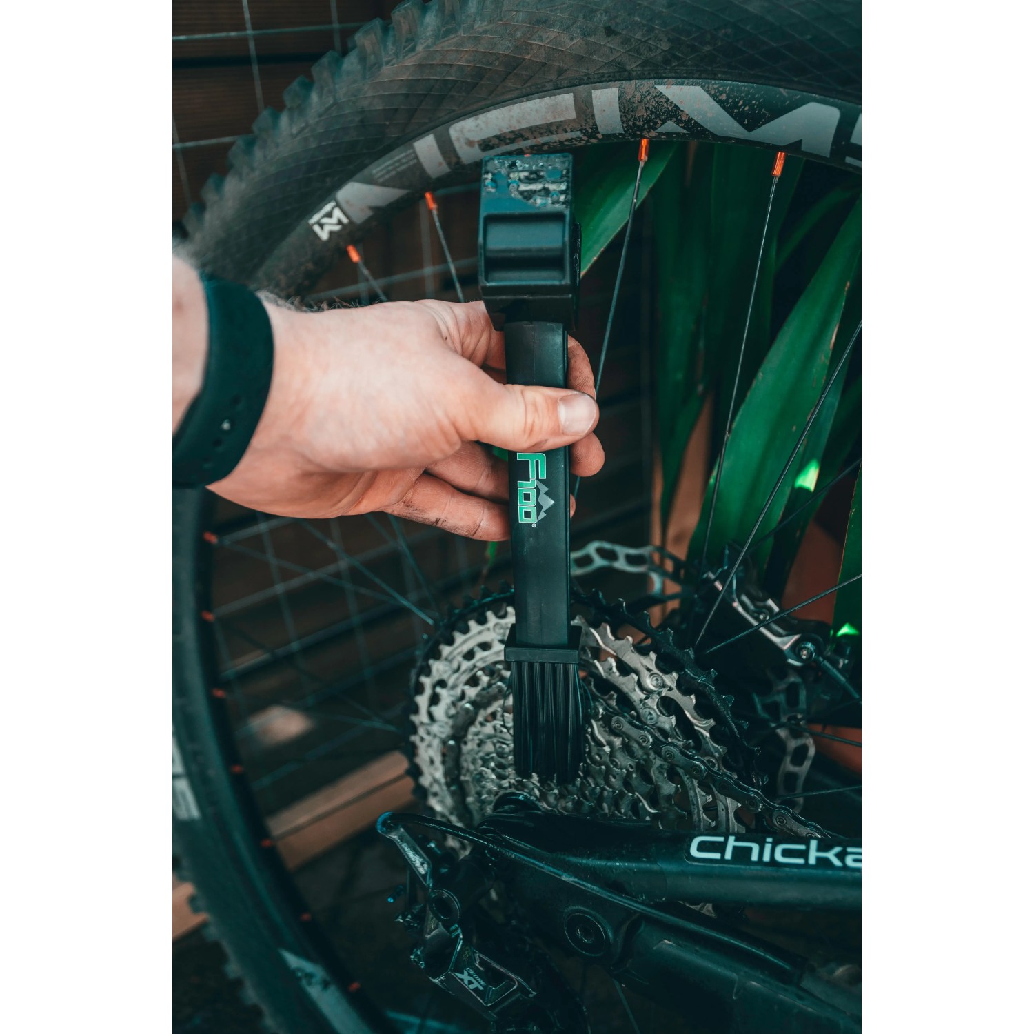 Dr. Wack F100 Kettenbürste in Aktion zur Fahrradpflege. Reinigt Antriebsstrang.