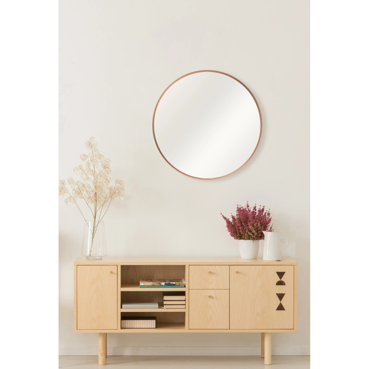 Runder DSK Design Wandspiegel Silver Coiffeur Ø 50 cm mit Kupferrahmen über Sideboard.