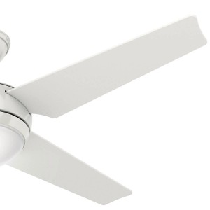 Weißer HUNTER FANS Deckenventilator Sonic 132 cm mit Beleuchtung, Flügel und Gehäuse in Weiß.