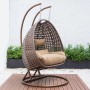 Home Deluxe Hängesessel Twin, braunes Polyrattan mit beigen Kissen und Regenabdeckung.