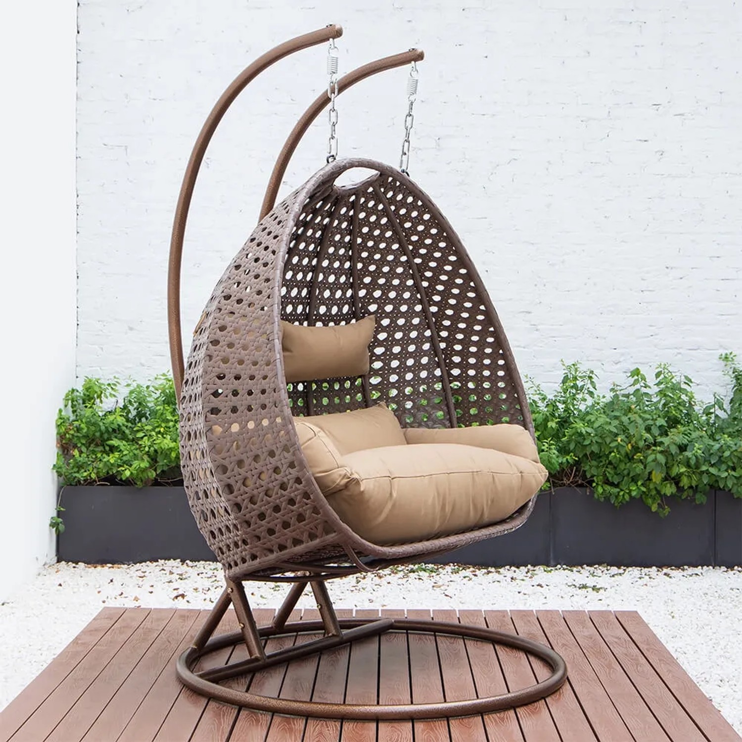 Home Deluxe Hängesessel Twin, braunes Polyrattan mit beigen Kissen und Regenabdeckung.