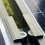 Absaar Solar Mittelklemme in Silber zur Paneel-Befestigung auf einer Solaranlage.