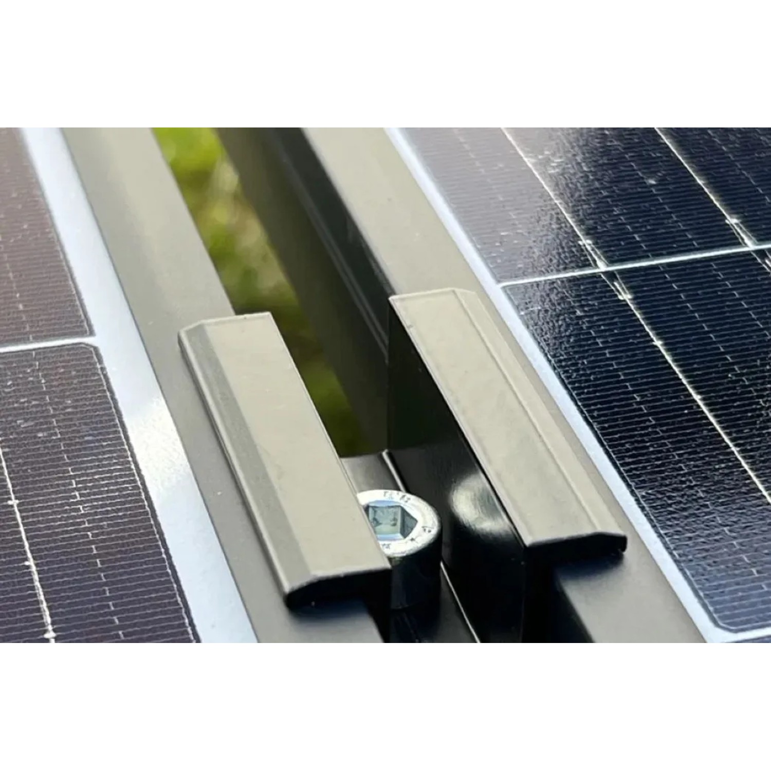 Absaar Solar Mittelklemme in Silber zur Paneel-Befestigung auf einer Solaranlage.