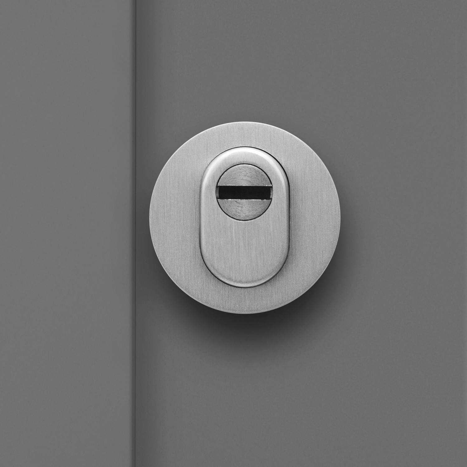 Detailaufnahme: Rosette mit Profilzylinder einer anthrazitfarbenen Splendoor Sicherheits-Haustür.