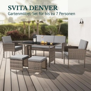 Svita Denver Polyrattan Gartenmöbel Set braun mit grauen Kissen, Esstisch, Sofa, Sessel, Hocker auf Terrasse.