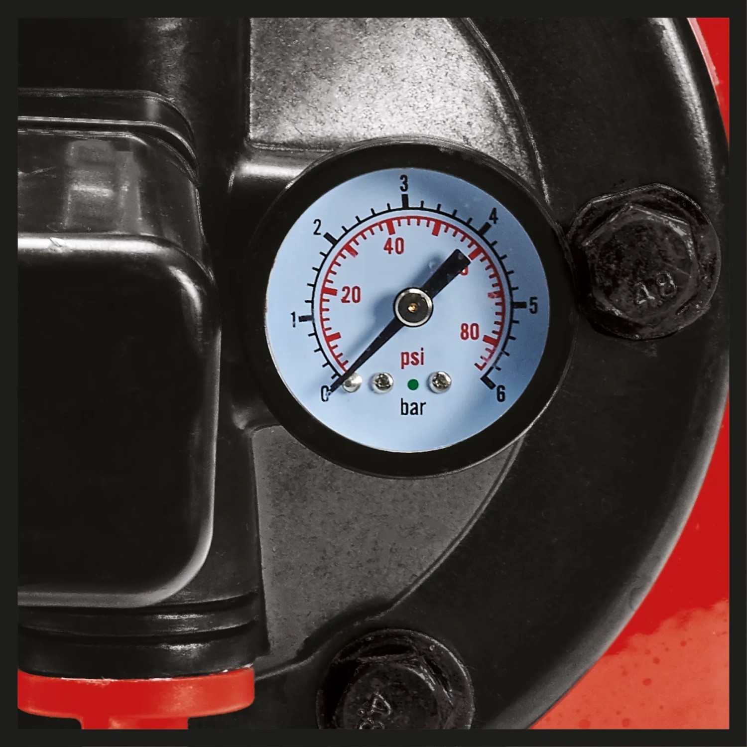 Detailaufnahme: Manometer des Einhell Hauswasserwerk GC-WW 1045 N zur Druckanzeige.