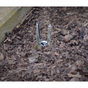 Gardigo Wühlmaus-Zangenfalle im Erdreich, Detailaufnahme. Effektive Wühlmausbekämpfung im Garten.