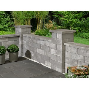 Graue Lindeza Mauer mit Pfeilerabdeckung aus Beton. Quadratische Form, glatte Oberfläche. Ideal für modernes Gartendesign.