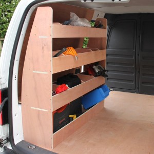 Monstershop VW Caddy Fahrzeugeinrichtung mit 3 Regalen aus Birkensperrholz im Laderaum.