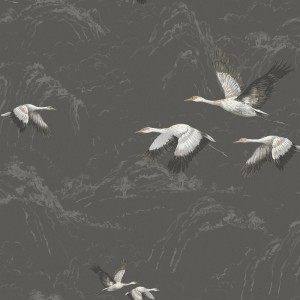 Laura Ashley Vliestapete Animalia Dark Steel mit Kranichen und Wolkenmuster.