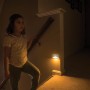 Mr.Beams Batterieleuchte MB710Amber als Nachtlicht im Treppenhaus mit Kind.