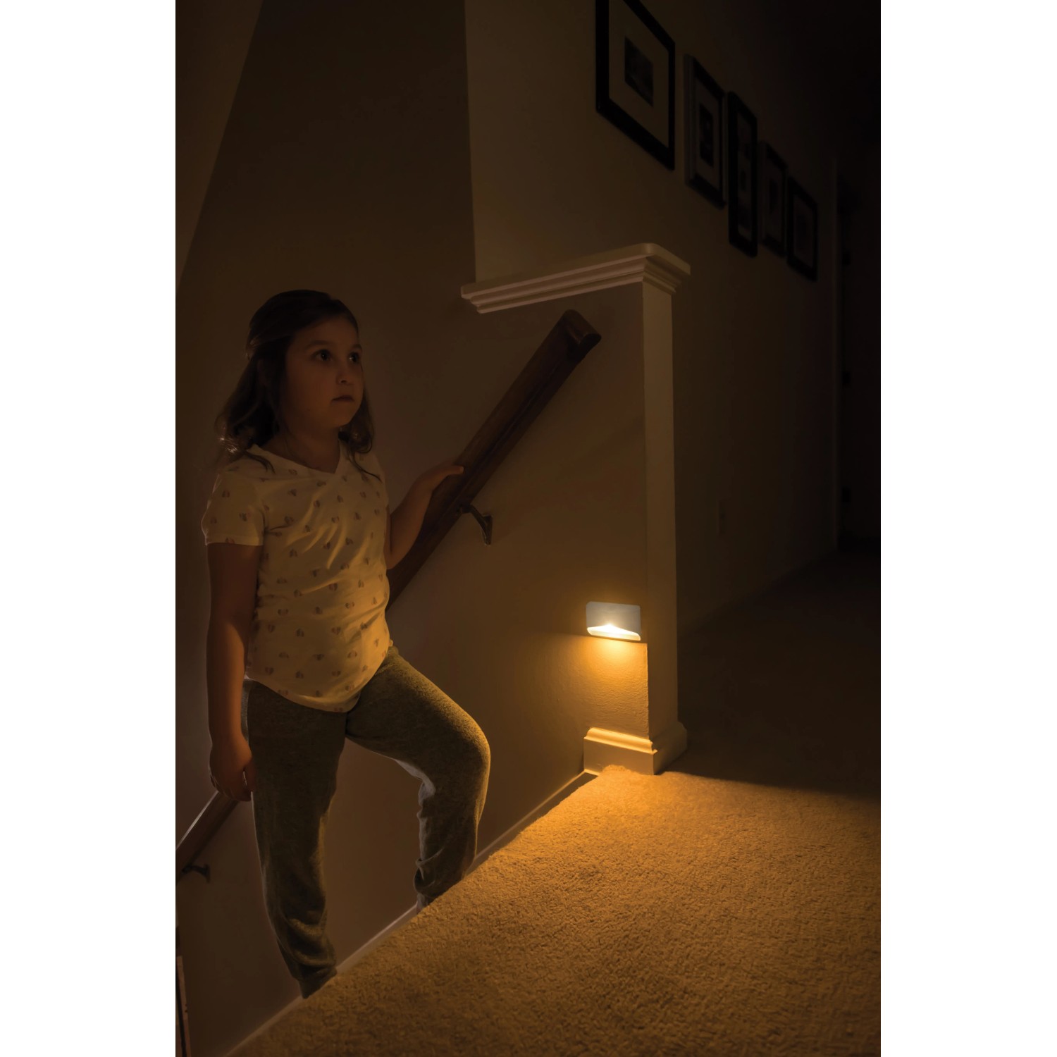 Mr.Beams Batterieleuchte MB710Amber als Nachtlicht im Treppenhaus mit Kind.