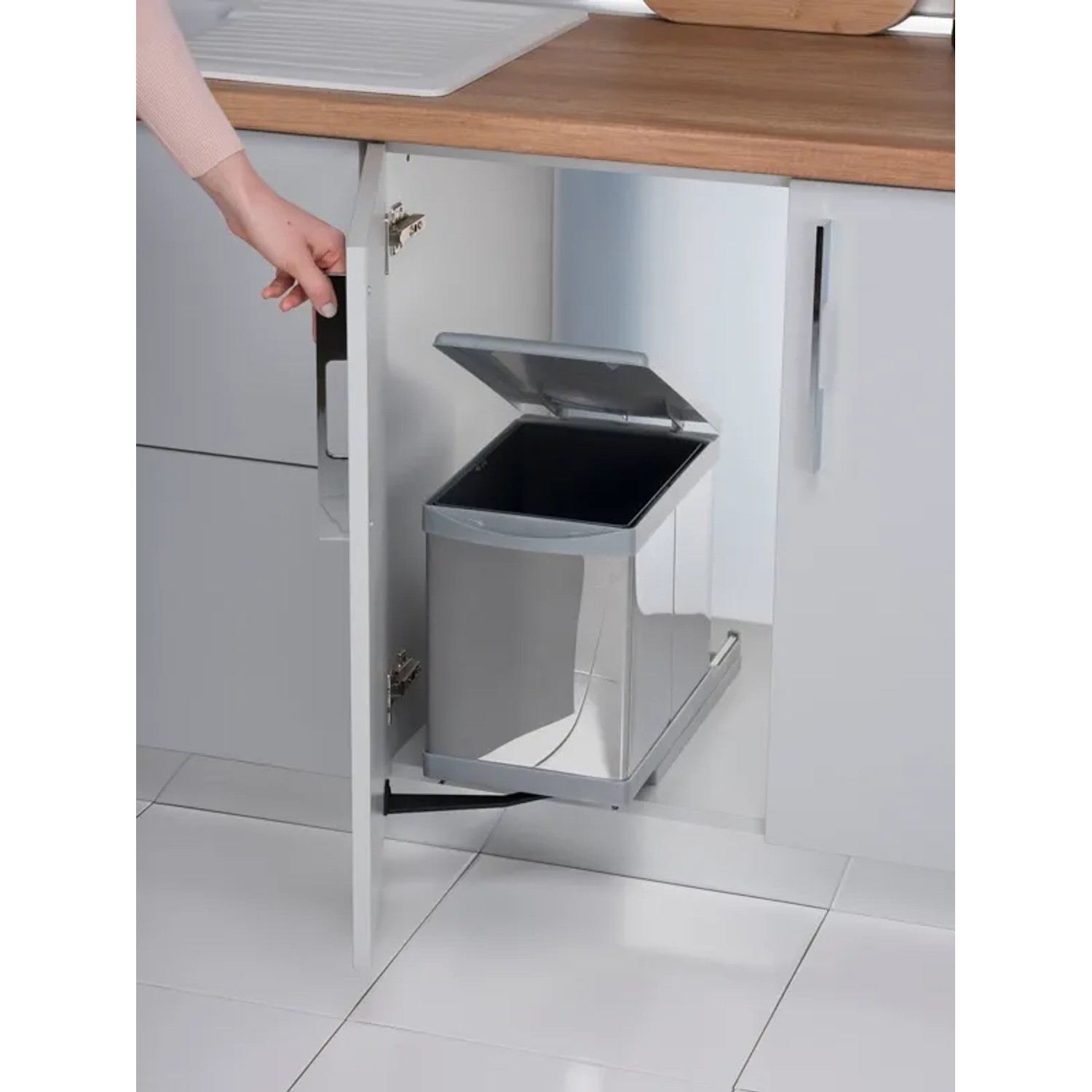 Aspira Einbau-Mülleimer Müllomatic PRO 1 ausziehbar im Küchenschrank mit geöffnetem Deckel.