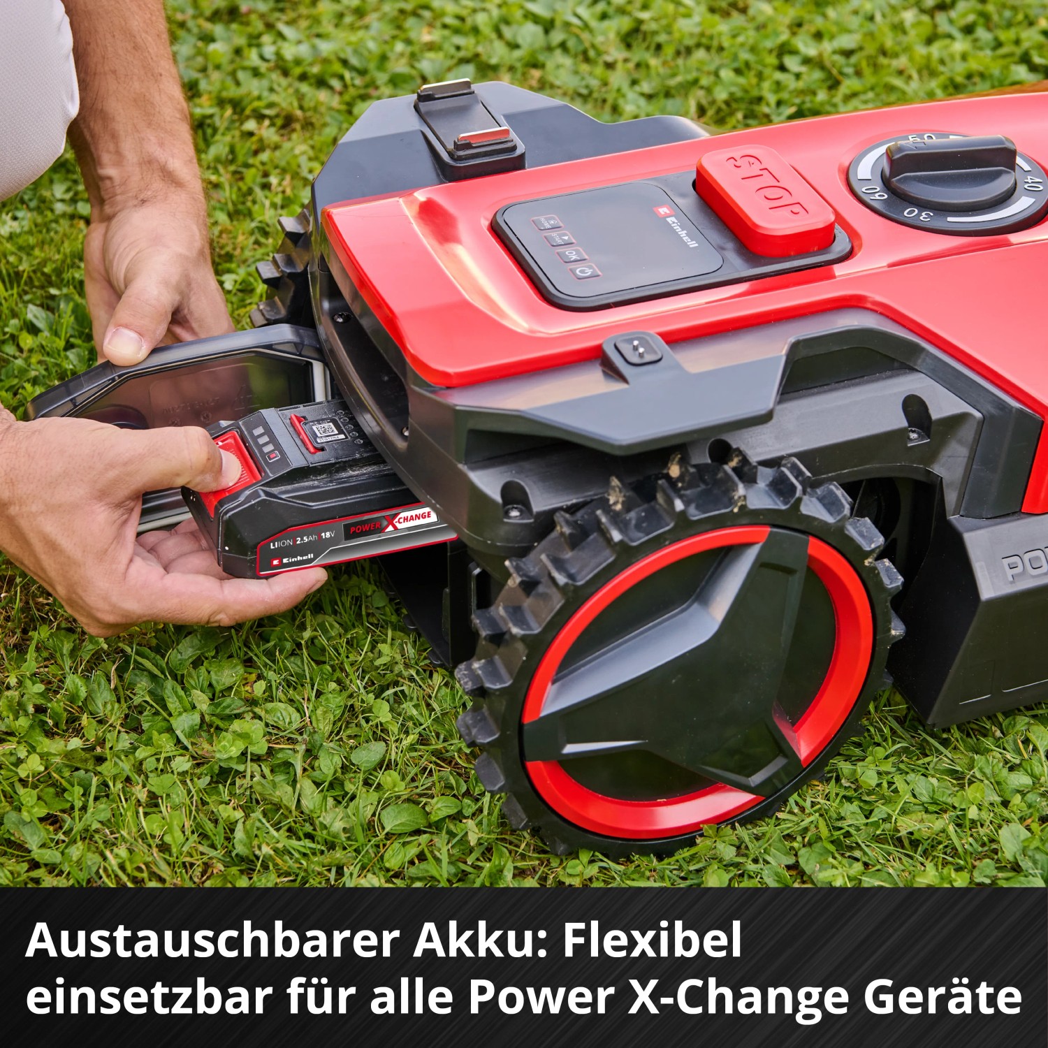Einhell Freelexo 500 Mähroboter mit eingesetztem Akku auf Rasen.