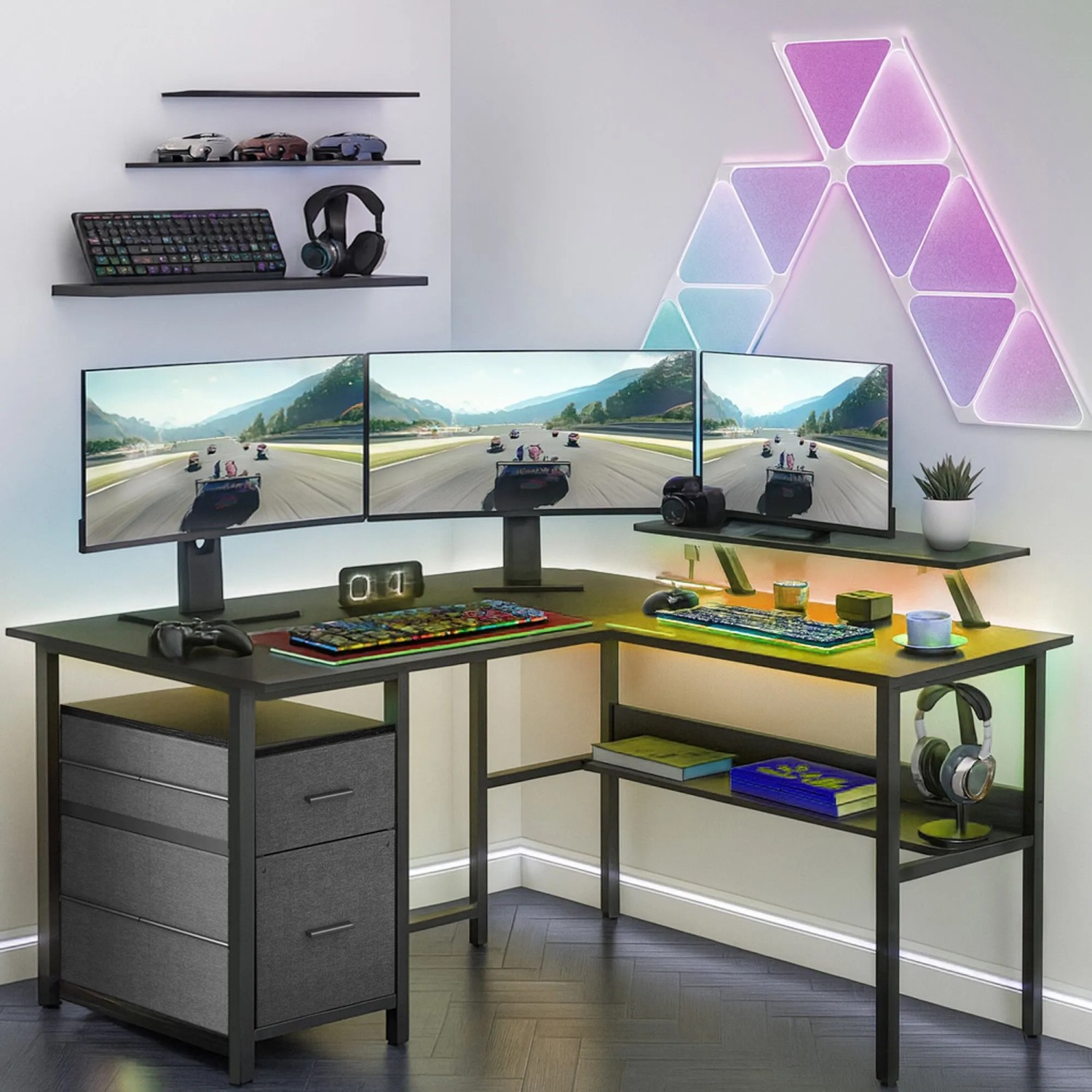 Schwarzer Songmics Schreibtisch Brandon mit LED, Steckdosen und Schubladen.