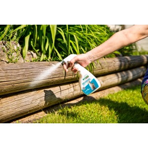 Anwendung: Windhager Hunde- & Katzenabwehr Spray zum Schutz von Oberflächen im Garten.