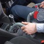 Black+Decker Dustbuster Flexi Autosauger PD1200AV im Einsatz im Auto.
