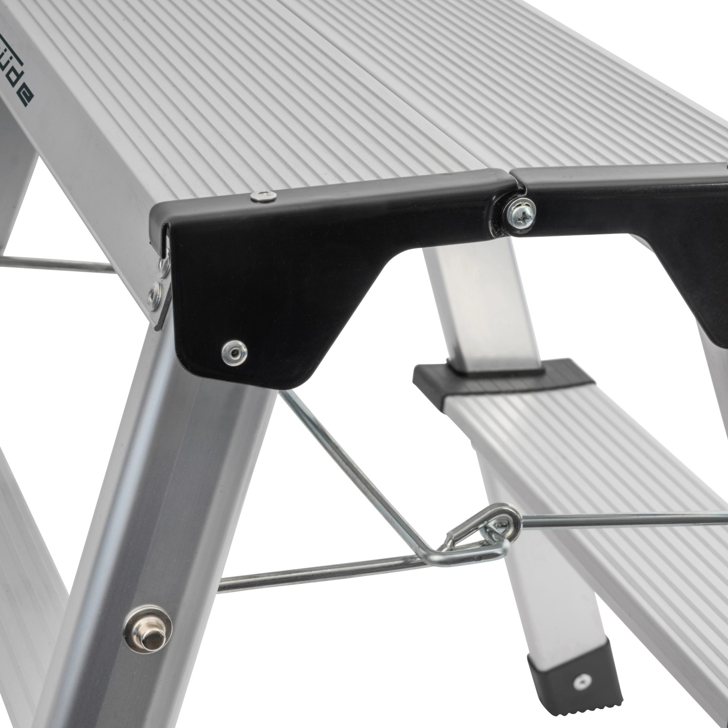 Detailaufnahme der Aluminium Trittleiter GAT 2S mit rutschfesten Stufen und schwarzer Gelenkverbindung.