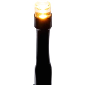 Nahaufnahme einer leuchtenden warmweißen LED-Birne der OBI Lichterkette mit schwarzem Kabel für den Außenbereich.