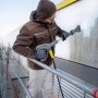 Kärcher eco!Booster TR 036 Strahlrohr im Einsatz zur Fassadenreinigung mit Hochdruckreiniger.