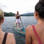 Bestway SUP Board-Set Freesoul Elite: Mann paddelt auf dem See, gesehen von zwei Personen.