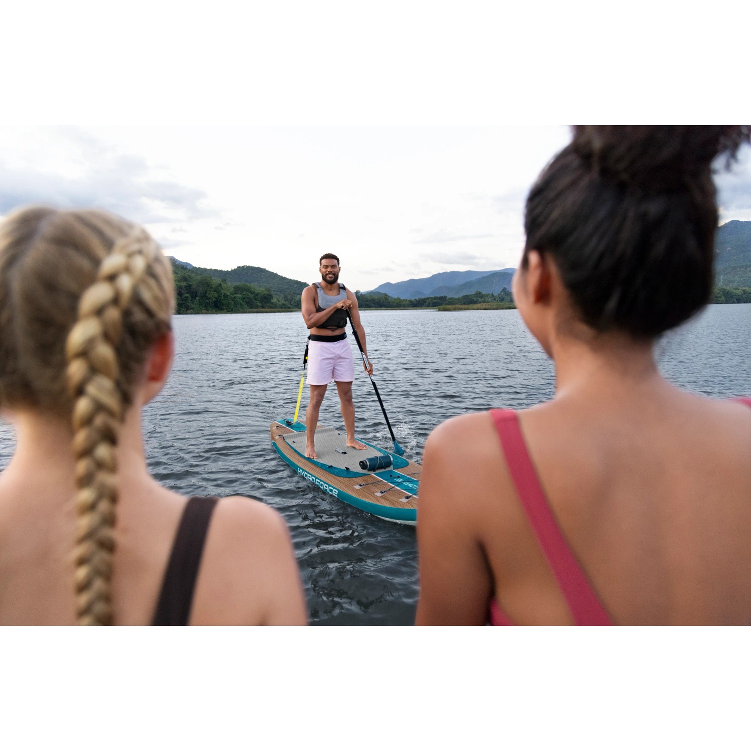 Bestway SUP Board-Set Freesoul Elite: Mann paddelt auf dem See, gesehen von zwei Personen.