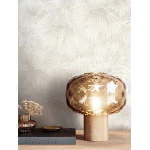 Newroom Vliestapete Neriah Creme Dschungel mit Palmenblätter-Motiv und Wohnaccessoires.