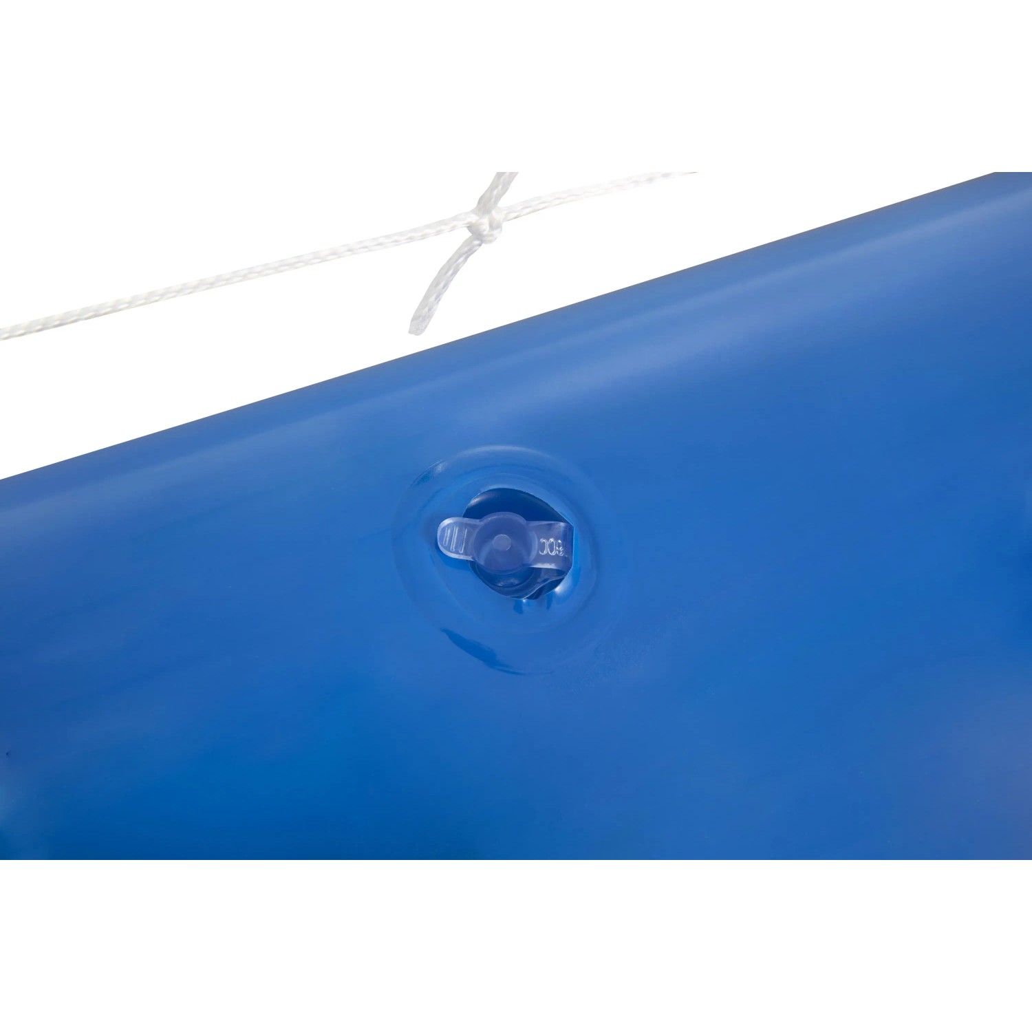 Detailaufnahme: Blaues, aufblasbares Volleyballfeld mit Ventil und Netz des Bestway® Schwimm-Sets.