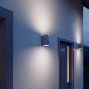 Anthrazitfarbene Steinel Außenwandleuchte L 930 mit Up- und Downlight an einer Hauswand.