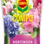 Flasche Compo Hortensien- und Kameliendünger 1 l für intensive Blütenfarbe.